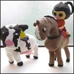 馬に乗る少女と牛